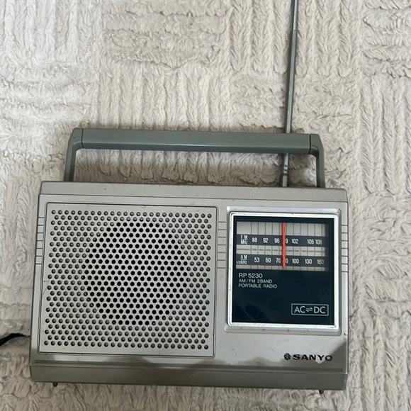 Sanyo Model RP 5230 AM/FM Portable Radio, Vintage 80’s - Picture 3 of 16